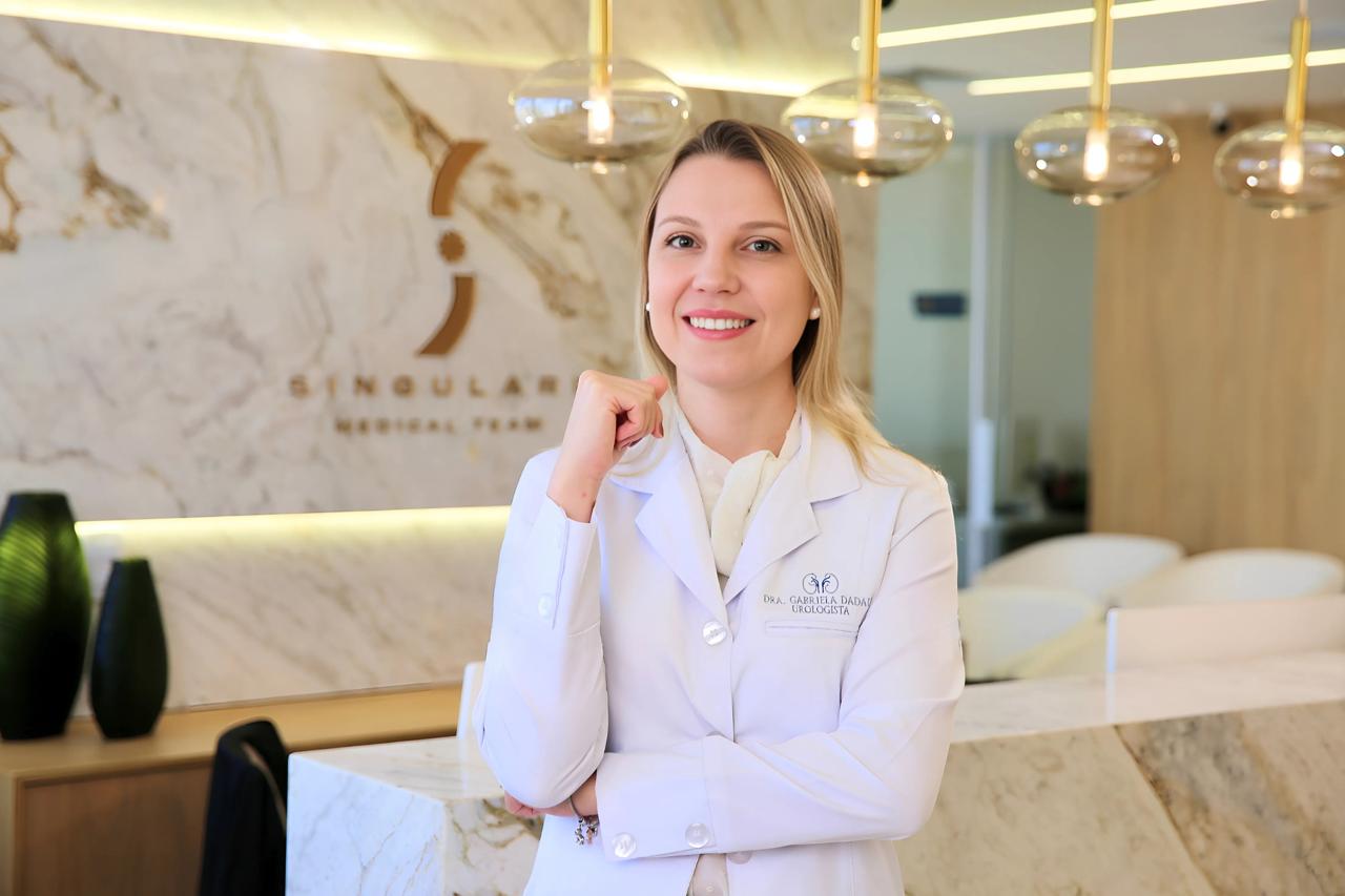 Dra. Gabriela Dadalt, urologista, CRM-GO 22.444 e RQE 17.415, em seu consultório